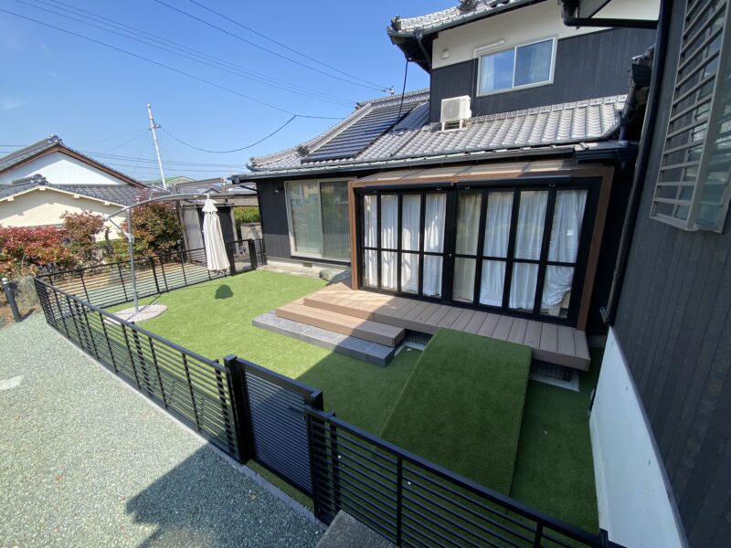 人もワンちゃんも遊べる人工芝のスペース。