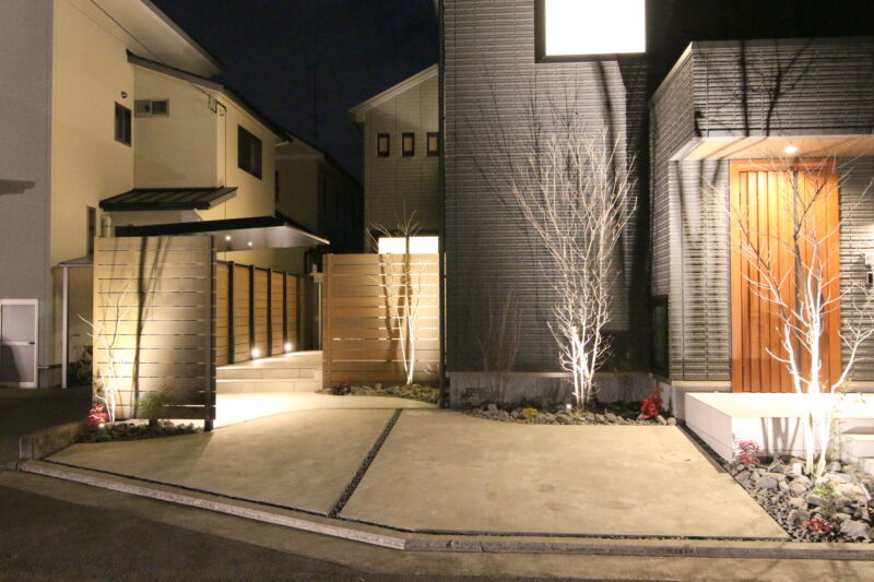 通りからの目線も木彫フェンスでカット。