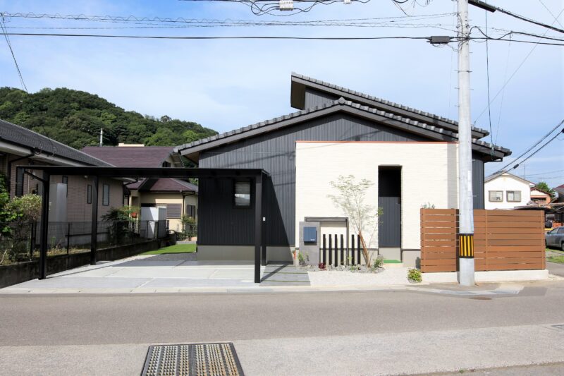 外構全景。駐車スペースの確保がプラン条件でした。