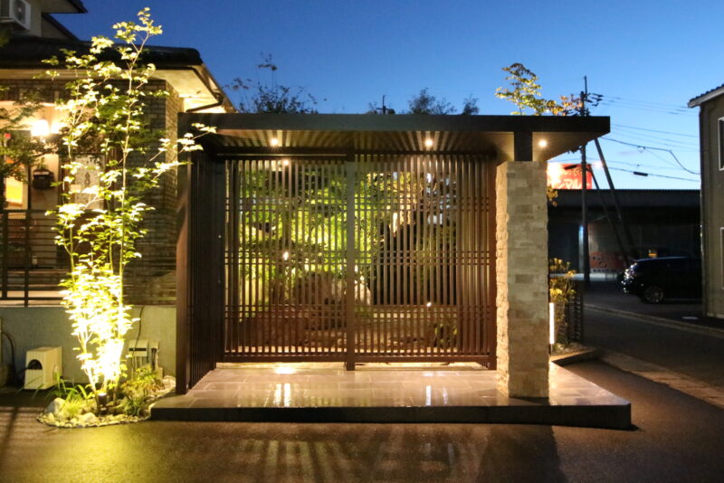 after写真。引き戸を格子でデザイン。奥には日本庭園が広がります。