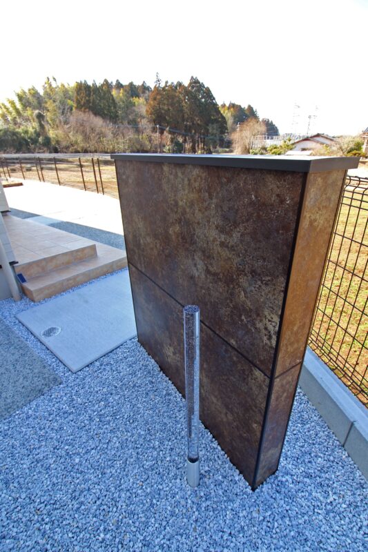 金属のようなテクスチャーの門柱でスタイリッシュな雰囲気を演出しました