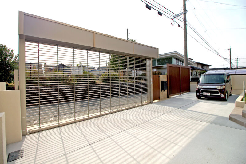 敷地と道路をしっかり仕切る、閉塞感を感じさせないワイドシャッター
