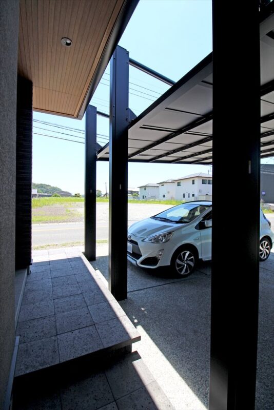 カーポートは最大限建物に近づけました