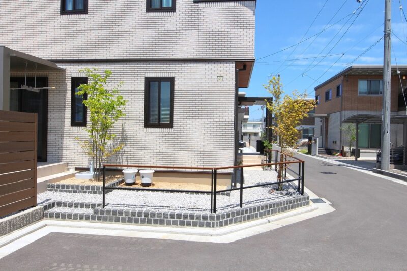 シンプルでおしゃれなルシアスLiteフェンス。笠木は木彫で統一性を持たせました。