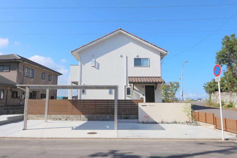 施工後写真。アプローチが見えないデザインでシンプル。