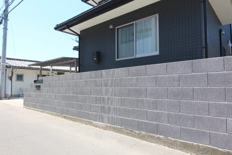 建物との調和のとれた化粧ブロック。