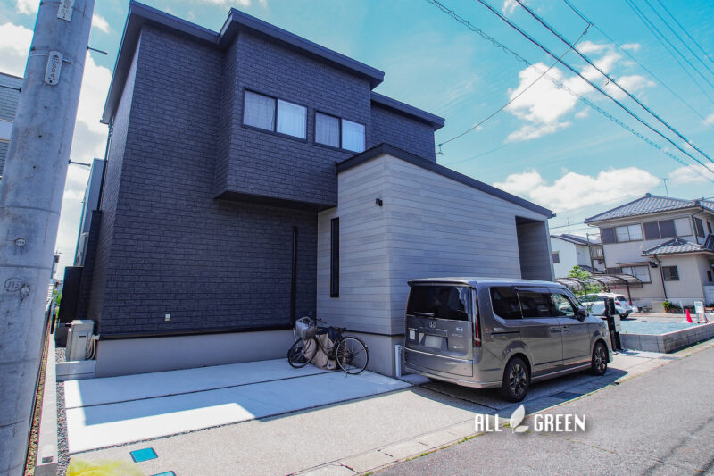 広々とした駐車空間は障害物がなく停めやすくなっています！