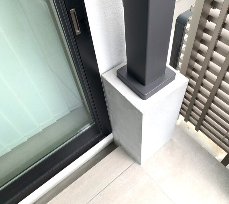 建築に合わせて柱部をコンクリートで嵩上げ、高さを調整