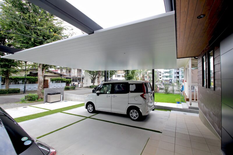 使い勝手を考慮して、ご家族の駐車位置に屋根を配しました。