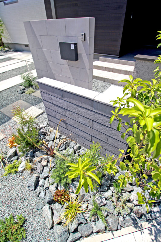 ロックアイテムで表情を加え、施主様が植栽の彩りを添えました