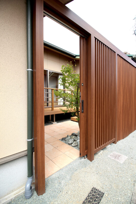 吊引き戸で外からの出入りを可能にしました