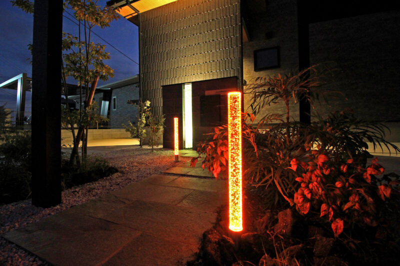 暗闇に沈む住宅街のなかでひと際華やかなファサードです