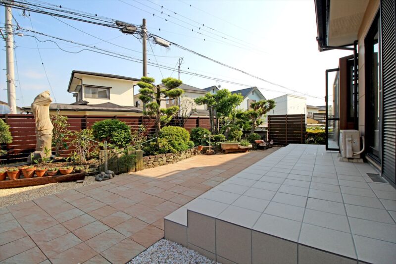 整理された庭はとても広く、お手入れの手間も格段に楽になりました
