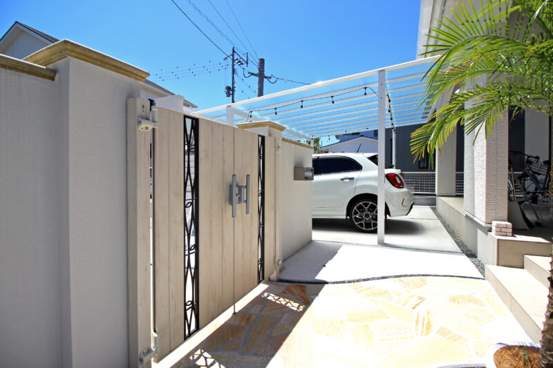 建物から道路へとなだらかな傾斜にすることで段差のない動線としました