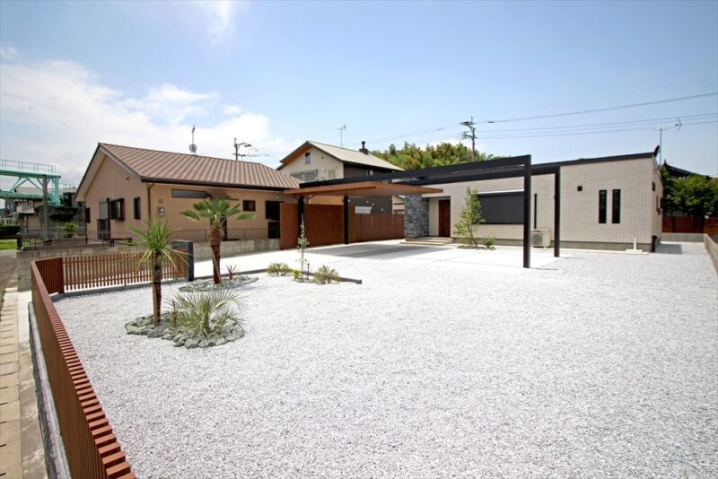 敷地全体に防草シートと砂利を敷き込み、要所に植栽帯を設けました