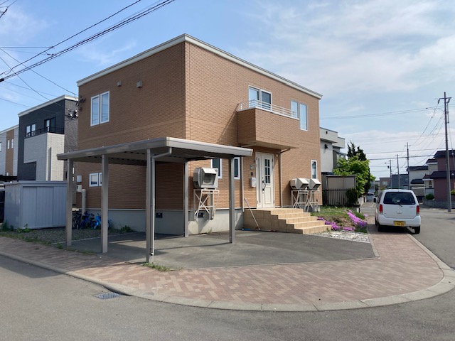 【Before】カースペースがサッカーコートに大変身！！
元々のカーポート・カースペースを利用するとは思ってもいませんでした、、