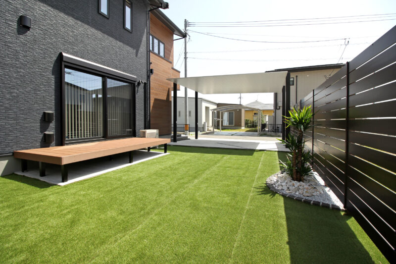 雑草対策と景観を考慮して、人工芝を施工したお庭
