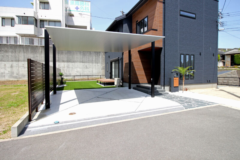 『LIXIL：カーポートSC』は玄関の軒に高さを揃えて外観をすっきりと