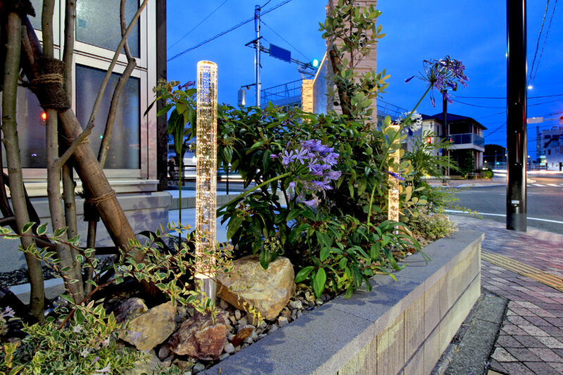 館銘板の足元は植栽とガラスで華やかに。