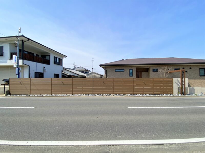 建物とのバランスを考慮したプラドoneフェンス。