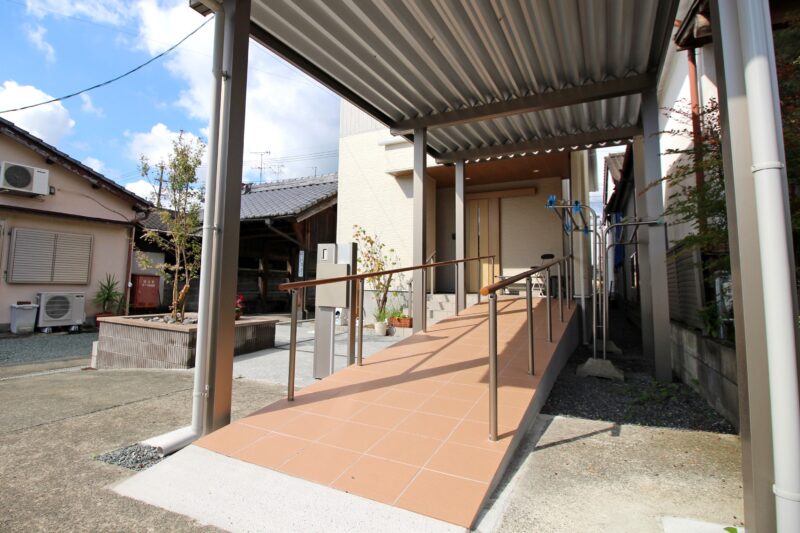 滑りにくく、汚れのつきにくい床タイルを使用したスロープ