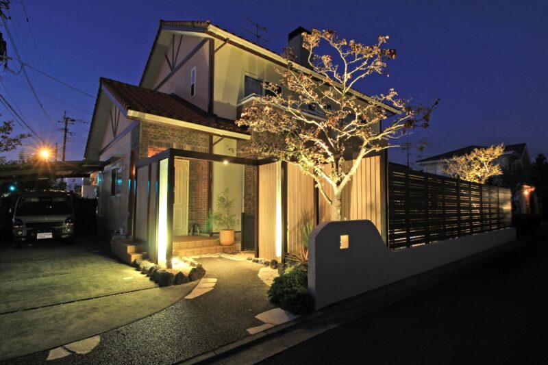 暗い住宅街のかなで存在を放つ施主様邸