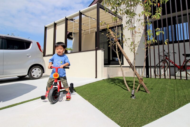 完成した”我が家”で、小さな息子さんは時間を忘れて自転車遊びに興じます。