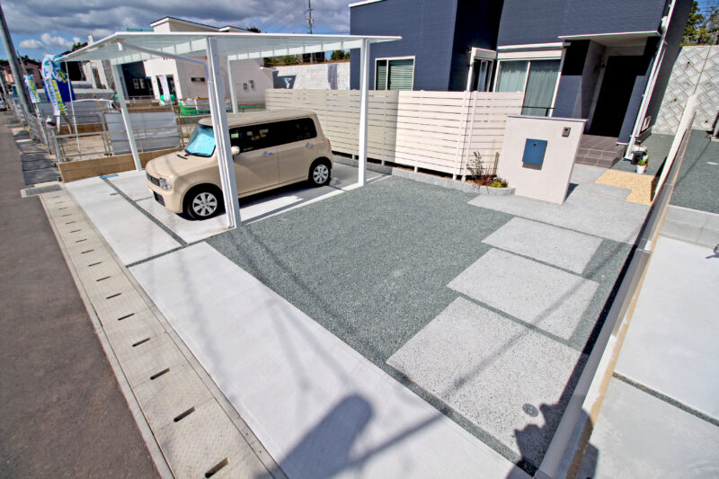 駐車スペースにもなるアプローチは、洗い出しで仕上げで飛び石風にデザインしています。

