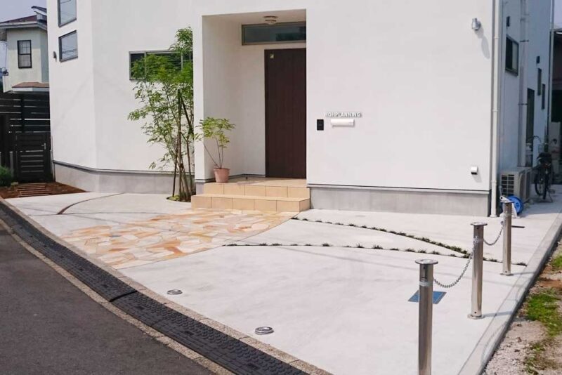 真っ白な建物に植栽が映える外構　千葉県千葉市稲毛区