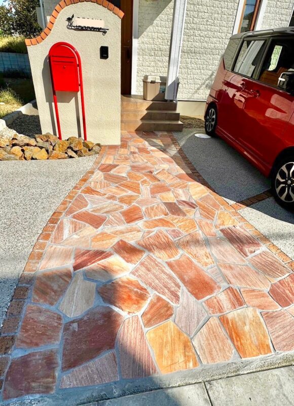 乱形石貼りアプローチ。