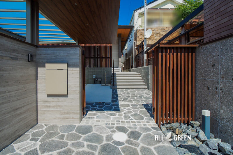 乱形石をあしらった、可愛らしい印象のアプローチ