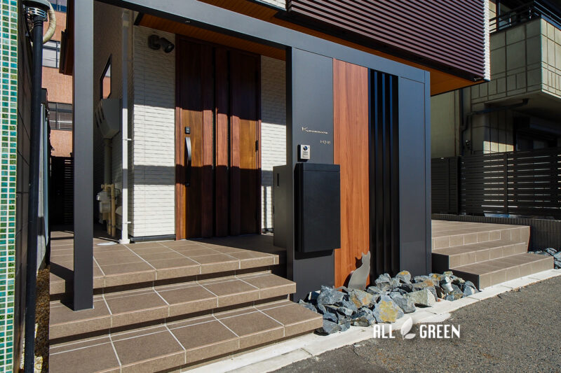 居住スペース側のポーチはお施主様ご希望の蹴込階段を施工し、高級感のある空間に。