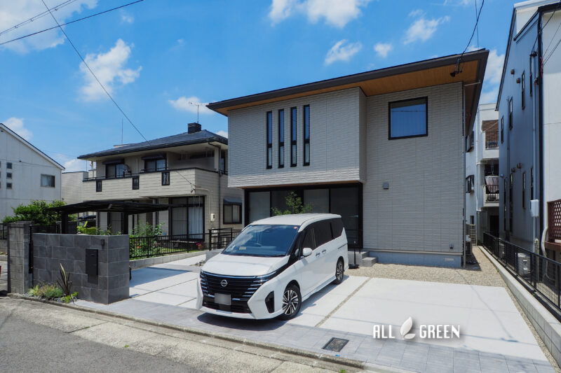 毎日の駐車が快適になる、明るく広々とした駐車スペース