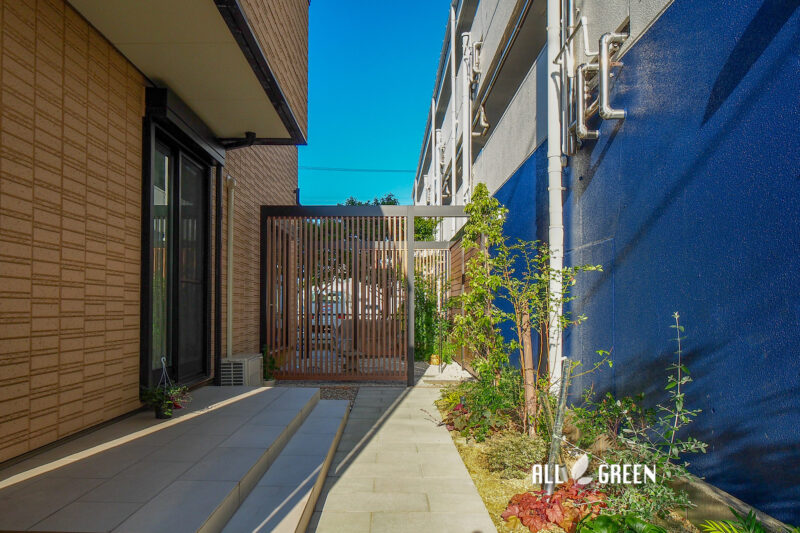 焚火やBBQをしたいというご要望のもと、タイルテラスを施工しています。