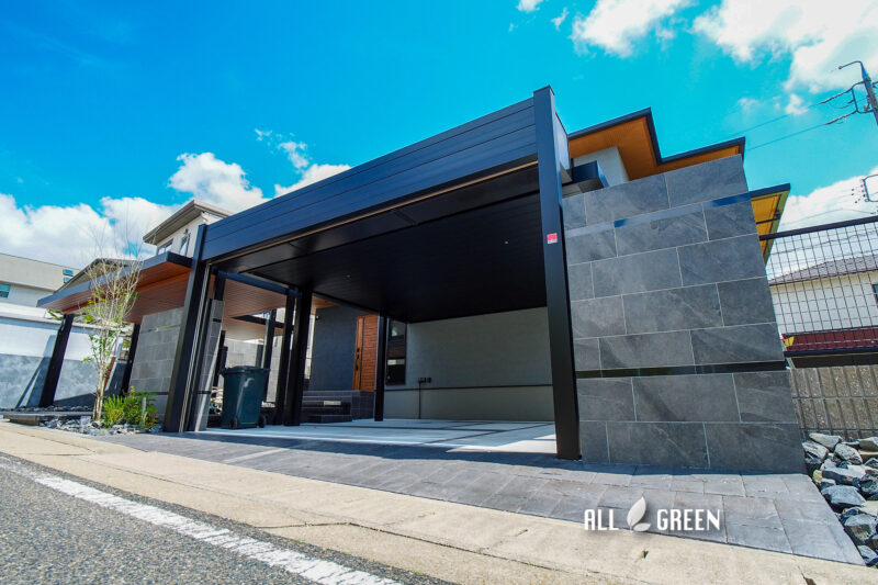 三協アルミのパレオをビームスと組み合わせてシャッターの設置された駐車スペースを実現