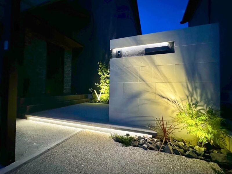 夜間の門柱。
