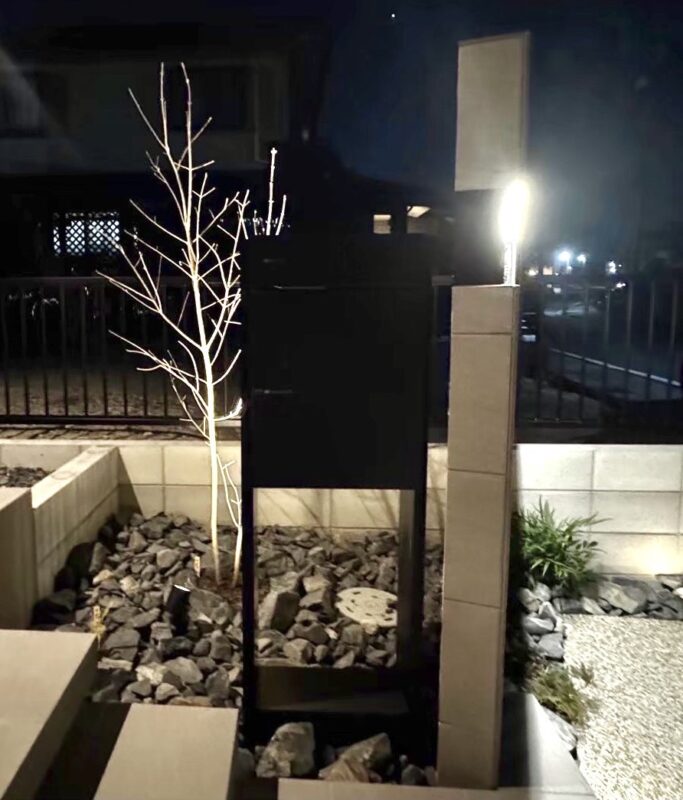 門柱裏の宅配ポスト。