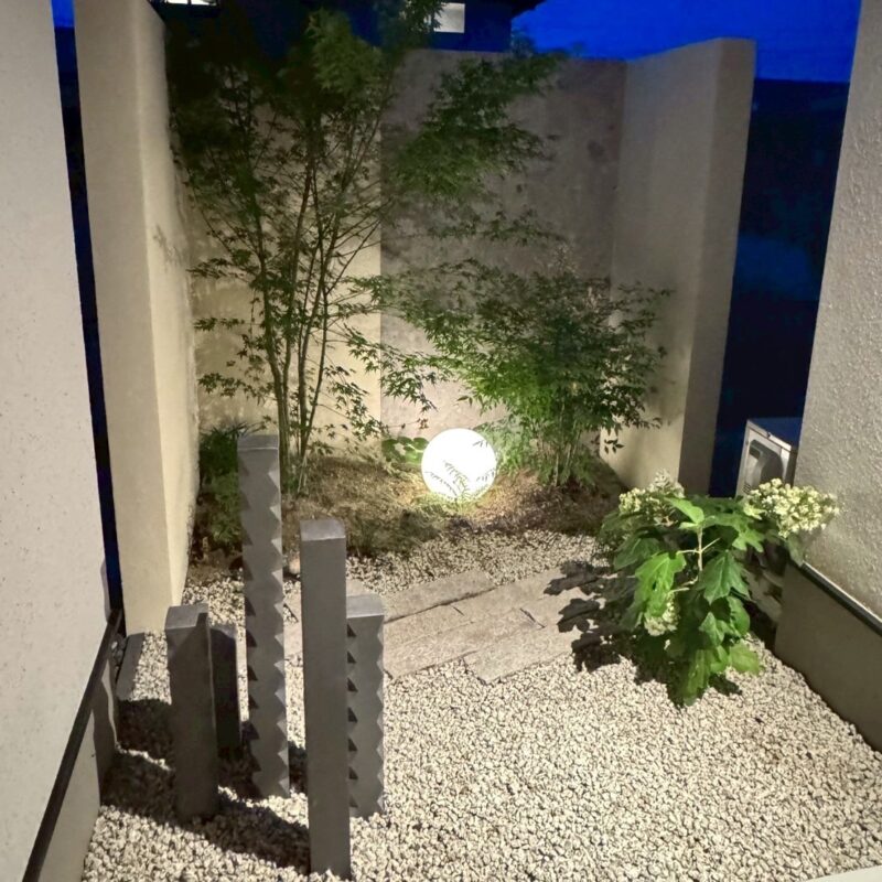 光と自然素材の空間演出。
