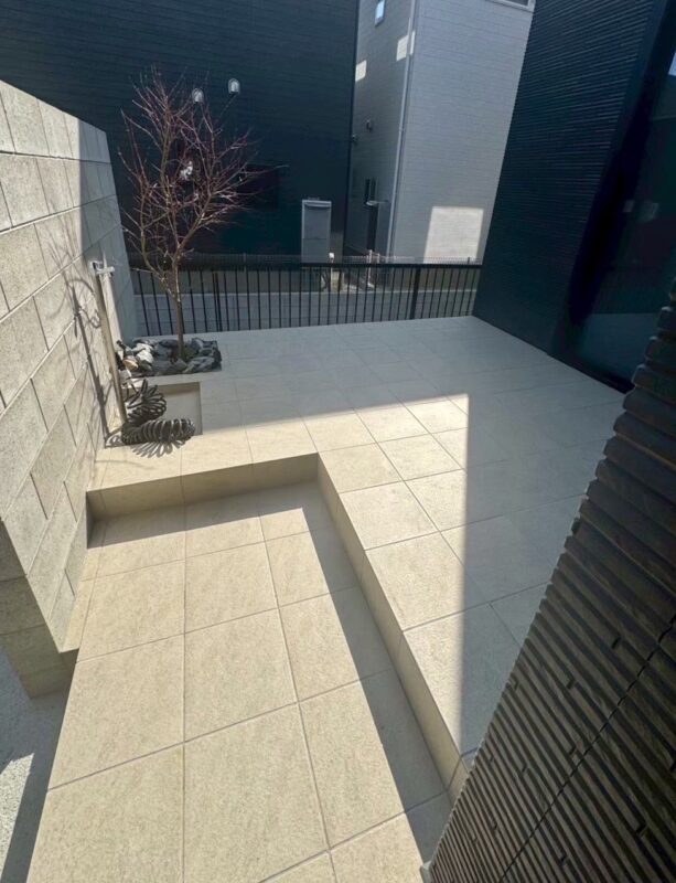 タイルデッキ上に立水栓と切欠きパン。