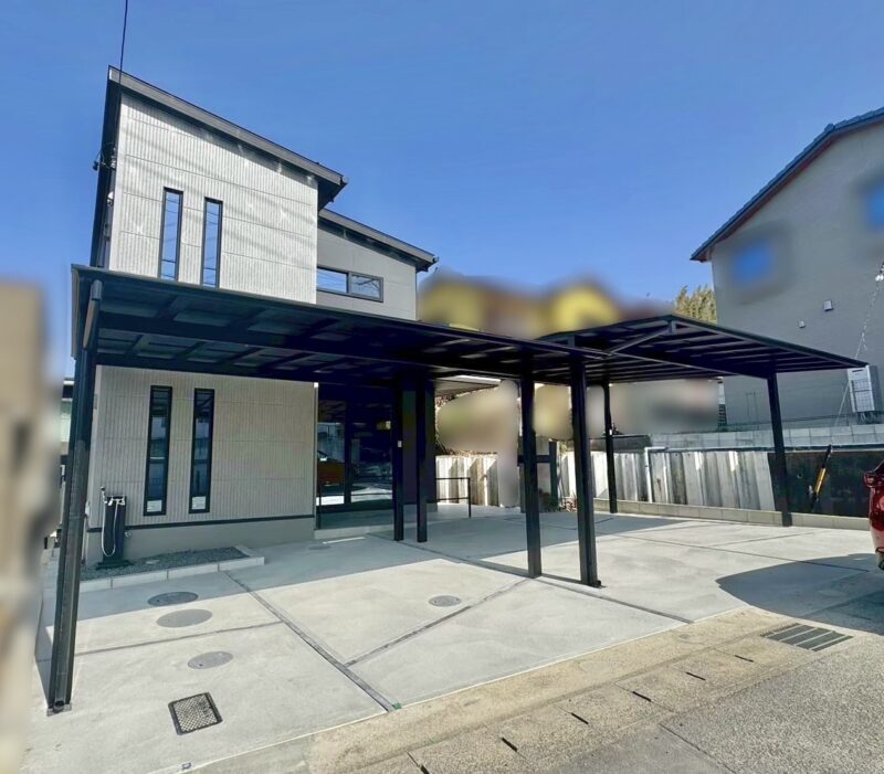 オールブラックカラーの機能性も充実したカッコイイカーポートです。