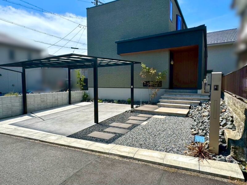 住まいを飾る、平板アプローチ。