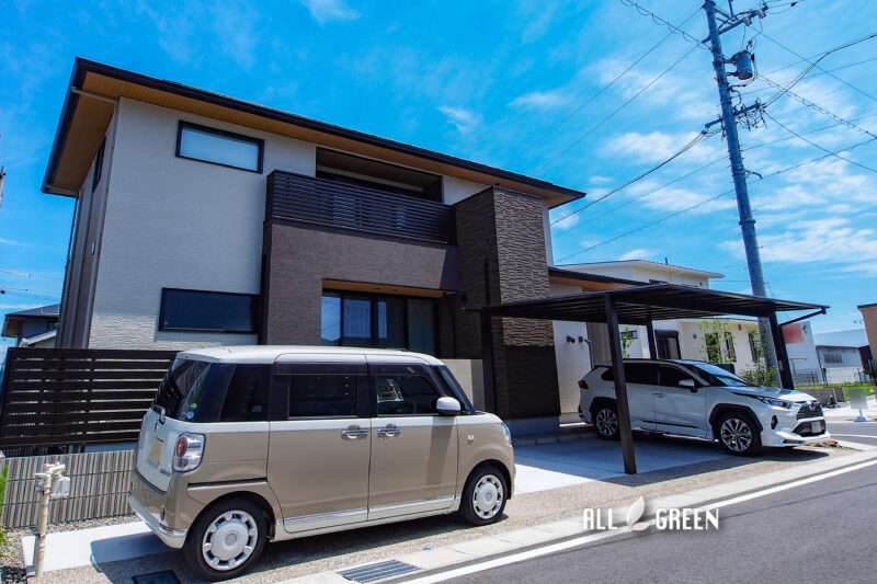お庭前のスペースにも駐車が可能！