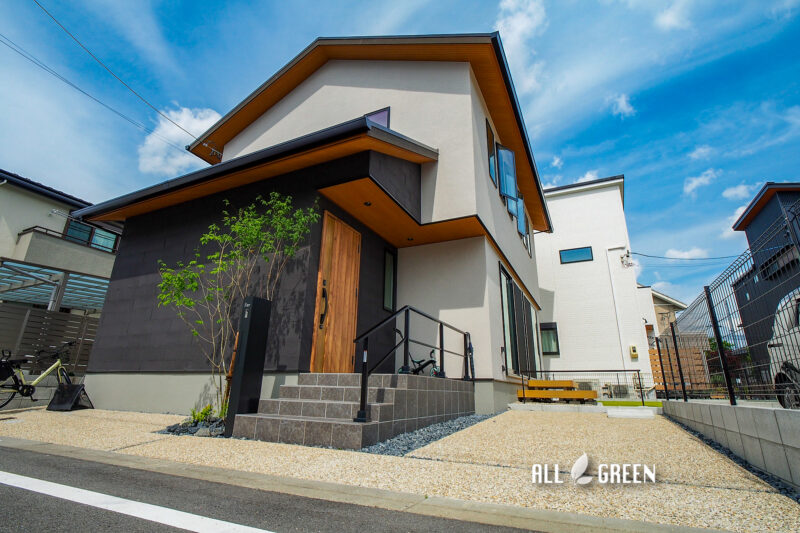 愛知県清須市　お子様と過ごす事を第一に考えデザインされたウッドデッキのある家族憩いのオープン外構