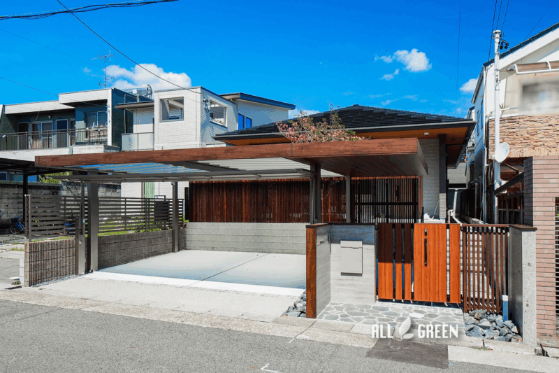 青空に映える木目が印象的な、開放感あふれるファサード