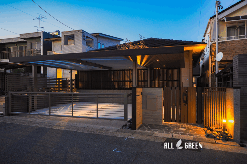 夜は照明の光が柔らかく広がり、上品で穏やかな印象に