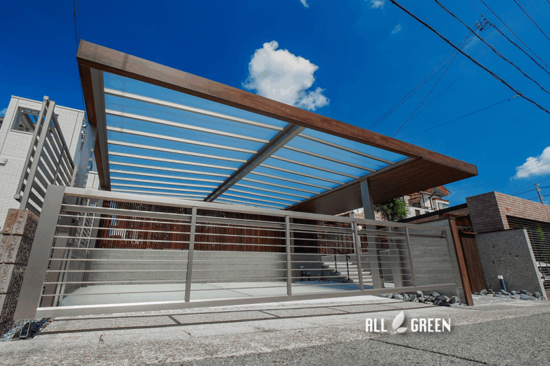 車に乗ったまま開閉できる電動タイプの門扉で、使い勝手も抜群◎