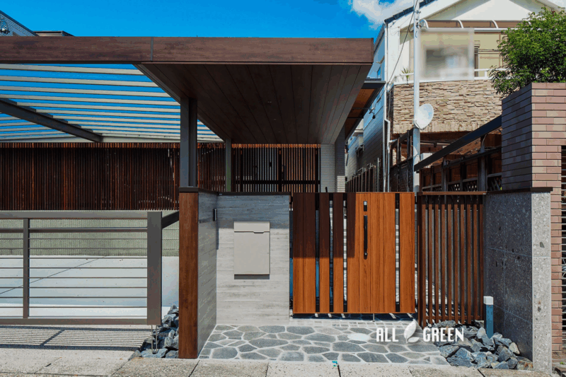 やわらかな質感のタイル門塀が織りなす、心地よい門周り