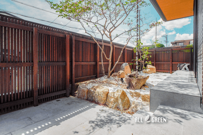 フェンスで囲われた、安心感のあるお庭スペース