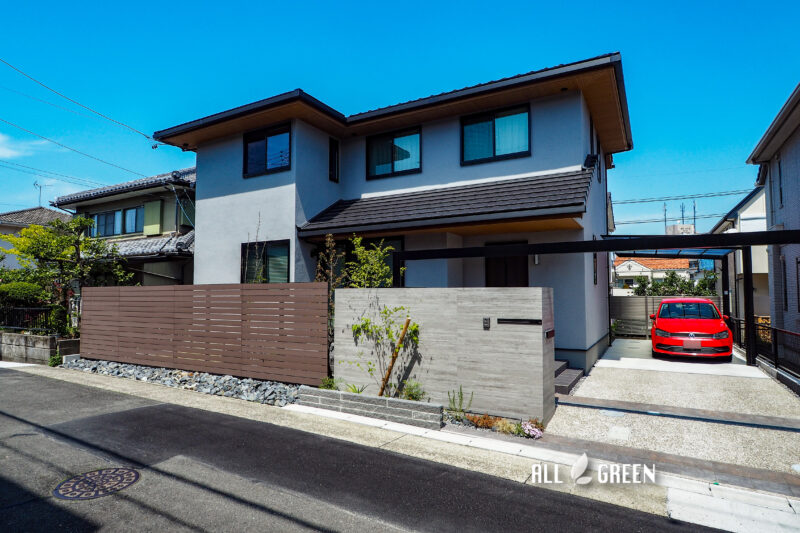 木目素材の目隠しフェンスで自然の風合いを楽しめる空間に