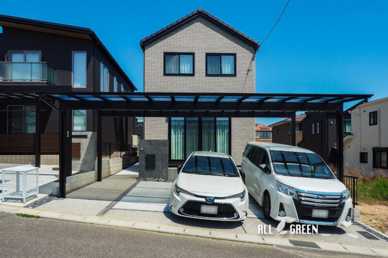 3台用のカーポートで広々とした駐車空間